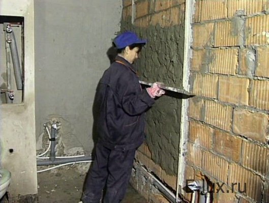 Как выровнять стены при помощи цемента